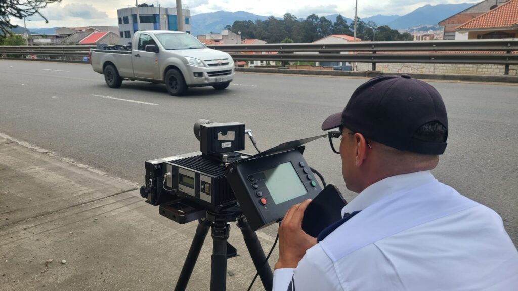 Agentes Civiles de Tránsito realizaron control de exceso de velocidad, ayer, en la vía Cuenca-Azogues, sector Camposanto Santa Ana.