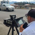 Agentes Civiles de Tránsito realizaron control de exceso de velocidad, ayer, en la vía Cuenca-Azogues, sector Camposanto Santa Ana.