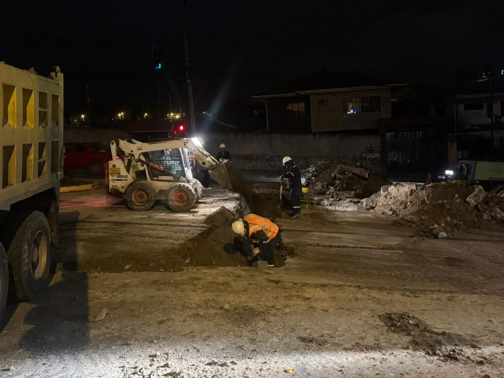 Los cortes de agua en sectores de Cuenca se dieron por la rotura de una tubería en la avenida De las Américas y Armenillas.