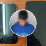 A los dos ciudadanos aprehendidos se les decomisó los teléfonos móviles.