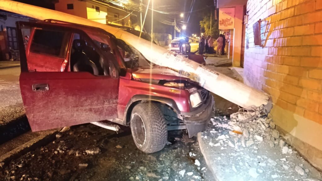 Así terminó el vehículo particular en la calle Paseo Río Machángara, tras el accidente registrado la madrugada del viernes 10 de enero.