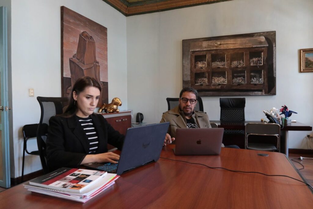 Hernán Pacurucu, director de la Bienal, señaló que esta edición adopta un enfoque de microcuradurías.