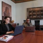 Hernán Pacurucu, director de la Bienal, señaló que esta edición adopta un enfoque de microcuradurías.