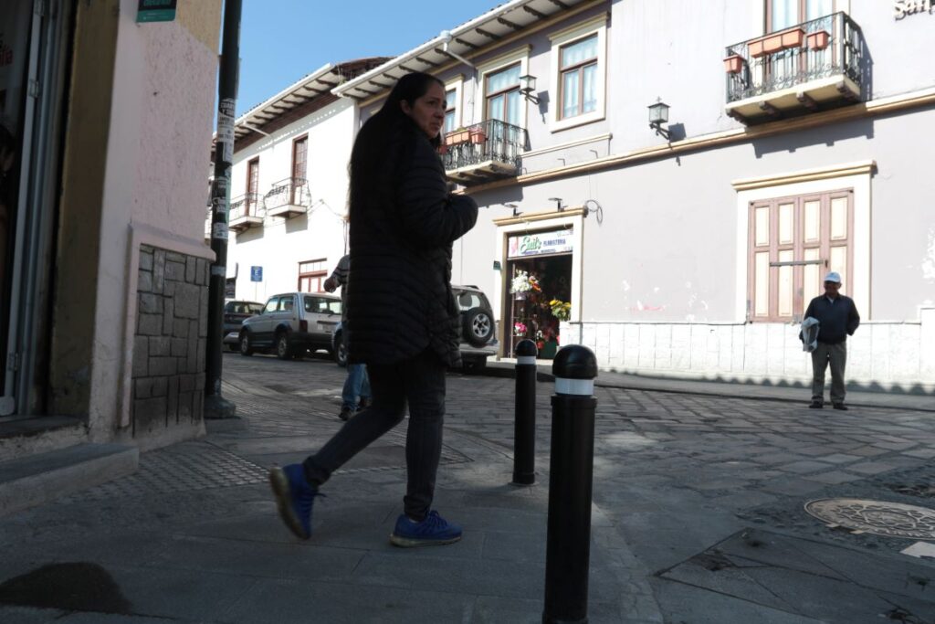 En la intersección de las calles Mariano Cueva y Bolívar ya se han colocado los nuevos bolardos que cumplen normativas de accesibilidad.