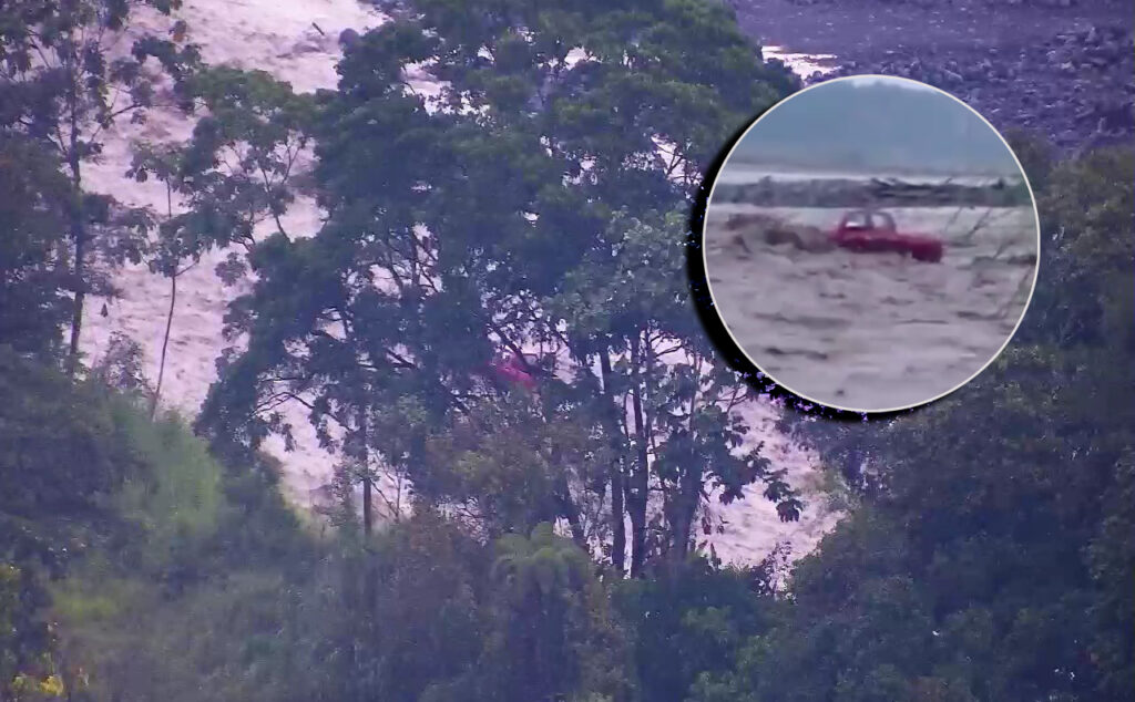 Imágenes captadas por el ECU 911 revelaron cómo la camioneta fue arrastrada por la corriente del río Upano.