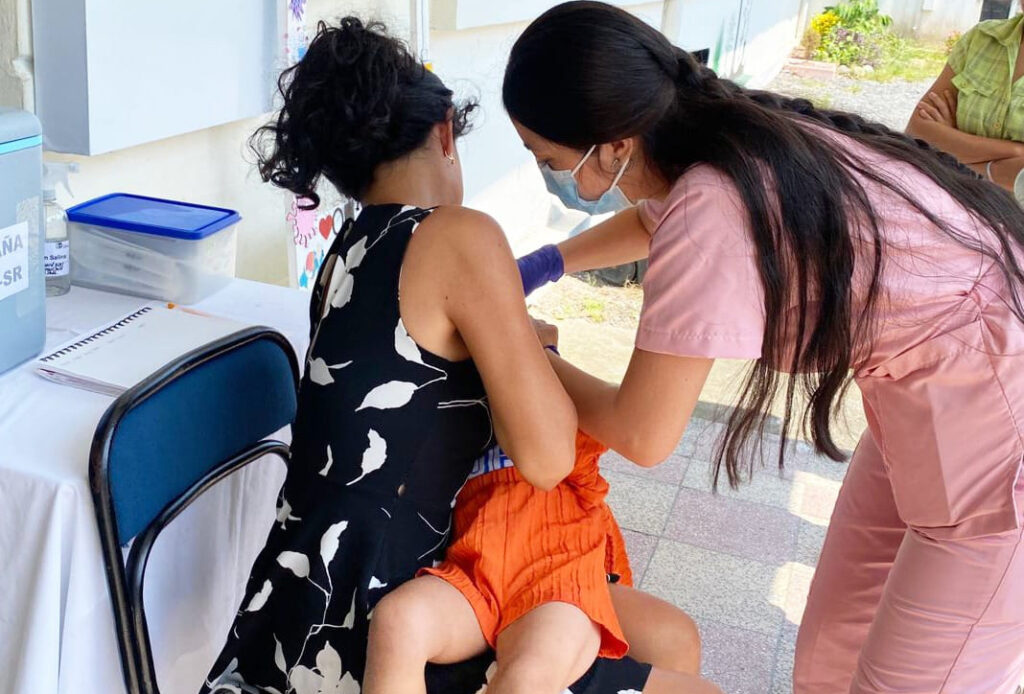 Las campañas de vacunación se realizan en los centros de salud de las provincias de Azuay, Cañar y Morona Santiago.