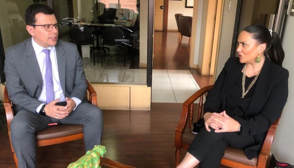 Adrián Alvarado, director ejecutivo de la Cámara de Comercio y María Emilia Crespo, gerente general de Asincomex, entidad organizadora del evento.