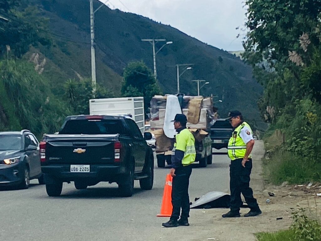 En este accidente ocurrido en la vía El Descanso – Gualaceo falleció un motociclista la tarde del domingo 26 de enero de 2025.