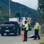 En este accidente ocurrido en la vía El Descanso – Gualaceo falleció un motociclista la tarde del domingo 26 de enero de 2025.