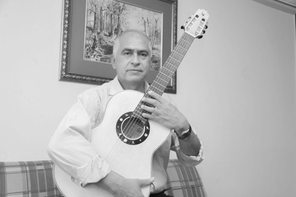 Fallece el destacado guitarrista cuencano Bolívar Sarmiento.