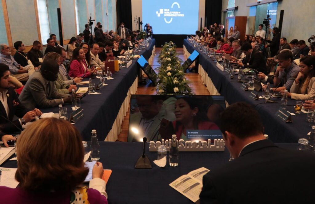 Alcaldes, líderes locales y regionales, expertos y representantes de organizaciones internacionales durante el III Foro Mundial de Ciudades Intermedias, en la Antigua Escuela Central.