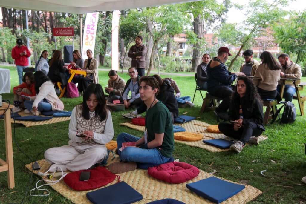 Un grupo de personas participa en el evento “Safe and Sound Cities”, que se inauguró ayer en paralelo al III Foro Mundial de Ciudades Intermedias, en el Parque Lineal de la Primero de Mayo.