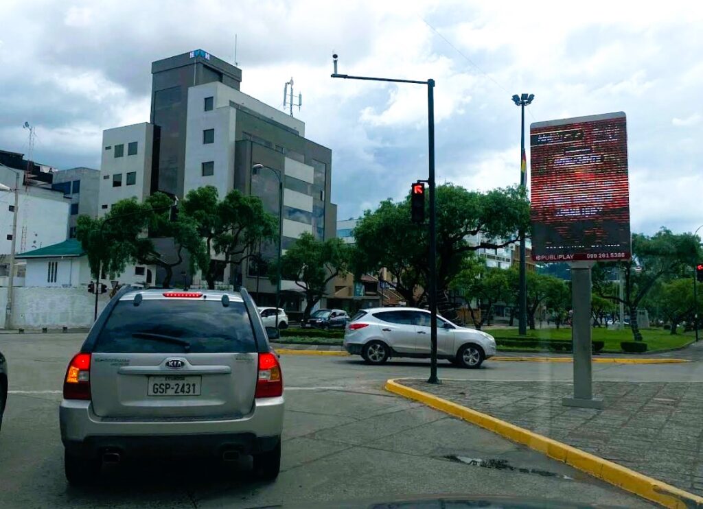 Pantalla led de publicidad ubicada en la Avenida Solano.