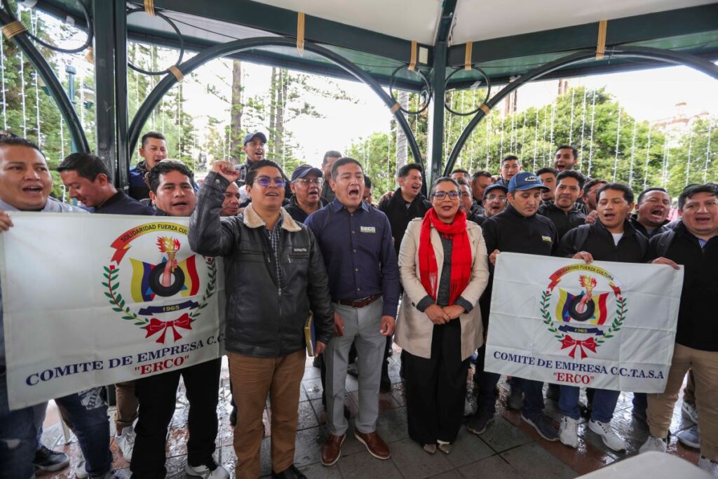 Edison Déleg, presidente del FUT en Azuay y Rubén Baculima, secretario general del Comité de Empresa ERCO y dirigente nacional de CEOSL, en rueda de prensa en el Parque Calderón.