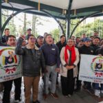 Edison Déleg, presidente del FUT en Azuay y Rubén Baculima, secretario general del Comité de Empresa ERCO y dirigente nacional de CEOSL, en rueda de prensa en el Parque Calderón.
