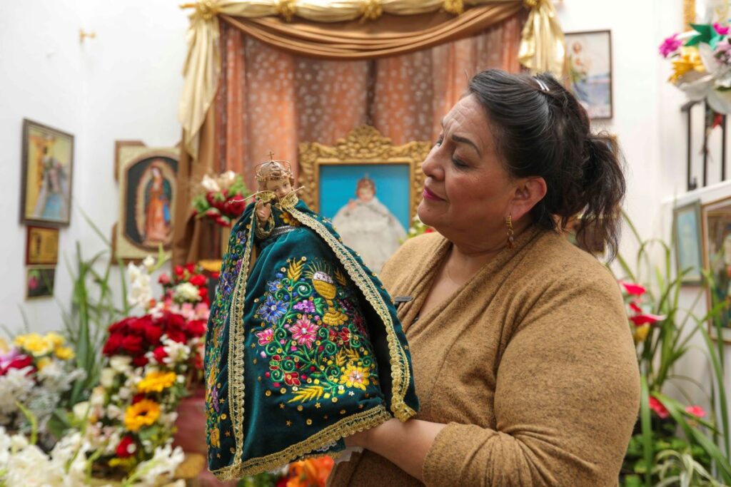Rosamaría Pulla Celleri, mantenedora del Pase del Niño Migrante, con la sagrada imagen del Niño Jesús, una herencia de su padre, el profesor Manuel Pulla Cornejo.