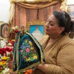 Rosamaría Pulla Celleri, mantenedora del Pase del Niño Migrante, con la sagrada imagen del Niño Jesús, una herencia de su padre, el profesor Manuel Pulla Cornejo.