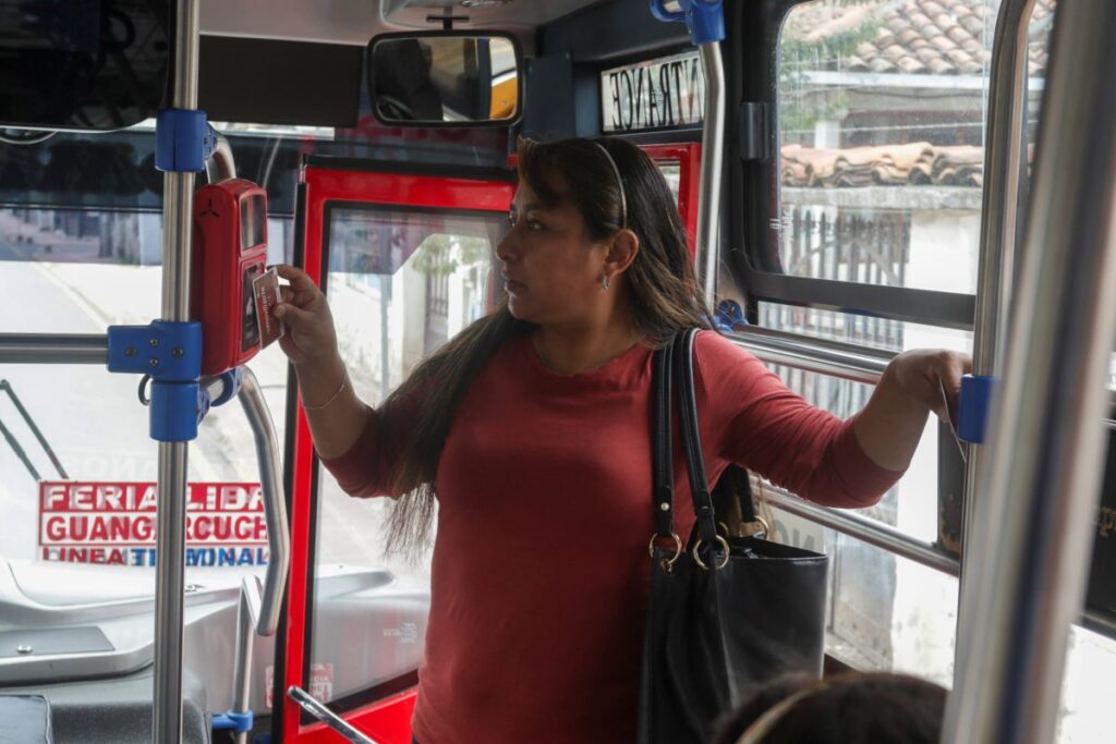 El costo del transporte público urbano es de 30 centavos de dólar en tarifa completa.