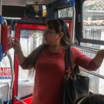 El costo del transporte público urbano es de 30 centavos de dólar en tarifa completa.