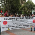 Artesanas del proyecto ‘Hilando el Desarrollo’, que confeccionan los uniformes escolares, durante el plantón desarrollado la tarde de ayer frente a la Gobernación del Azuay.