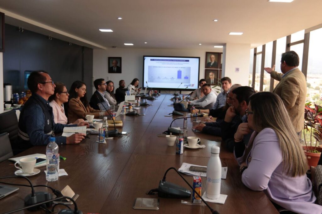 Autoridades del Consejo Nacional de la Leche y del sector privado durante las sesiones que se desarrollaron en la Cámara de Industrias, Producción y Empleo, (CIPEM) de Cuenca.