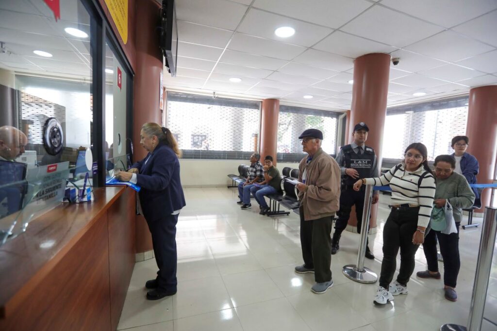Usuarios hacen fila en la Tesorería Municipal, en las calles Benigno Malo y Sucre, para pagar el predio.