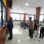 Usuarios hacen fila en la Tesorería Municipal, en las calles Benigno Malo y Sucre, para pagar el predio.