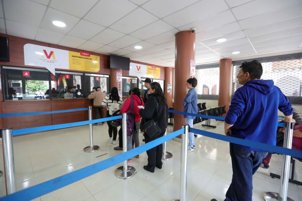 Usuarios hacen fila en la Tesorería Municipal, en las calles Benigno Malo y Sucre, para pagar el impuesto predial.