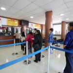 Usuarios hacen fila en la Tesorería Municipal, en las calles Benigno Malo y Sucre, para pagar el impuesto predial.