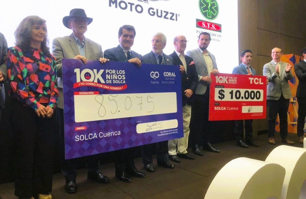 Patricio Ortiz, presidente ejecutivo de GO Corp y Raúl Alvarado, director de SOLCA Cuenca durante la entrega del cheque por 85.075 dólares.