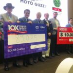 Patricio Ortiz, presidente ejecutivo de GO Corp y Raúl Alvarado, director de SOLCA Cuenca durante la entrega del cheque por 85.075 dólares.