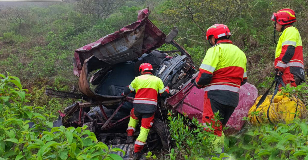 Así terminó el vehículo tras volcarse en la vía que conduce a la comunidad de Sulupali Grande, en Santa Isabel.