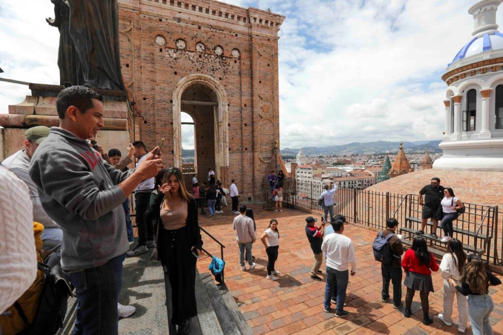 Turistas visitan la terraza de Santa Ana en la Catedral de la Inmaculada Concepción, desde donde se tiene una vista panorámica de la ciudad.