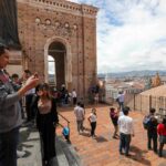 Turistas visitan la terraza de Santa Ana en la Catedral de la Inmaculada Concepción, desde donde se tiene una vista panorámica de la ciudad.