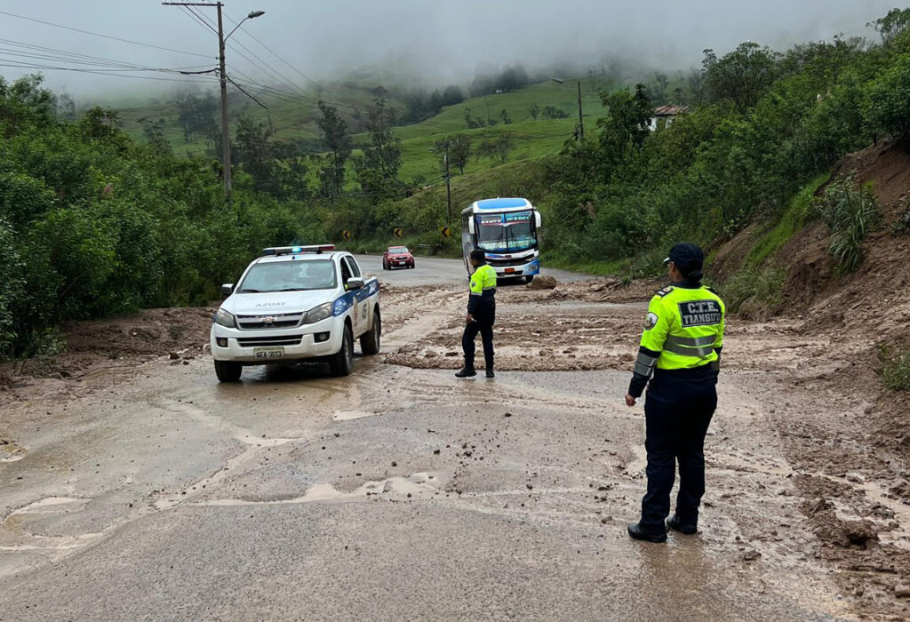 En la vía Cuenca – Girón se presentó un deslizamiento que provocó el cierre parcial de la vía.