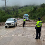 En la vía Cuenca – Girón se presentó un deslizamiento que provocó el cierre parcial de la vía.