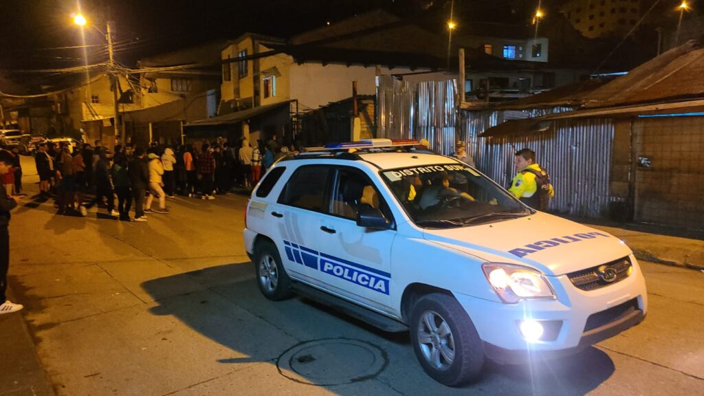 La Policía Nacional custodió a tres capturados para evitar que sean linchados por una multitud en el barrio la Dolorosa, ubicado en la vía a la parroquia Baños.