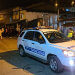 La Policía Nacional custodió a tres capturados para evitar que sean linchados por una multitud en el barrio la Dolorosa, ubicado en la vía a la parroquia Baños.