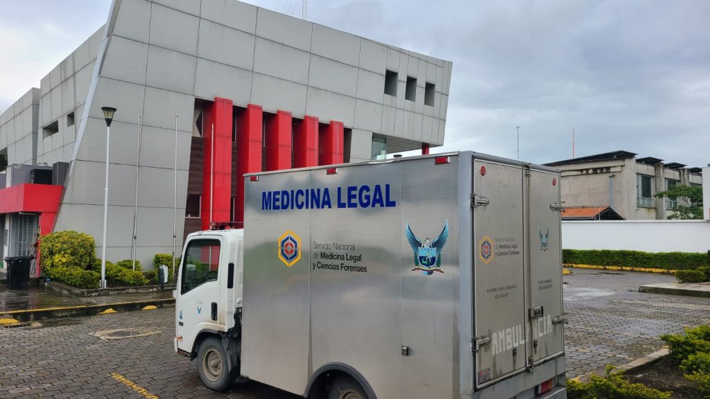 El cuerpo de la joven fue trasladado al Centro Forense de Cuenca para las respectivas pericias judiciales.