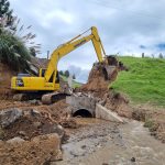 El MTOP continúa con la rehabilitación del paso de agua en el km 22 de la vía Cuenca-Girón-Pasaje, para recuperar la estructura de la vía, en Victoria del Portete.