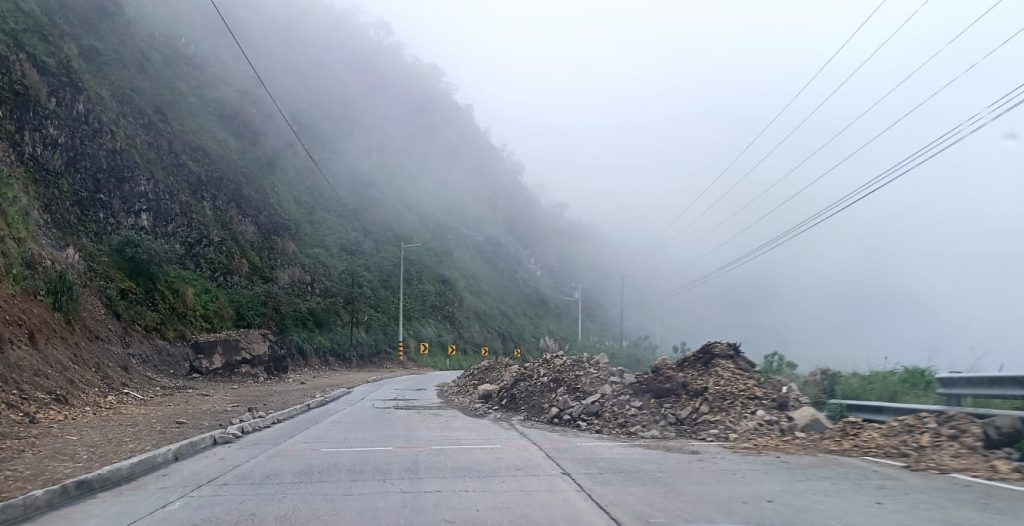 En la vía Cuenca – Molleturo – El Empalme se registran muchos deslizamientos y tramos parcialmente habilitados. Esta es una de las vías afectadas. /Cortesía
