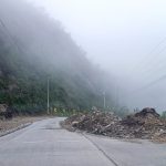 En la vía Cuenca – Molleturo – El Empalme se registran muchos deslizamientos y tramos parcialmente habilitados. Esta es una de las vías afectadas. /Cortesía