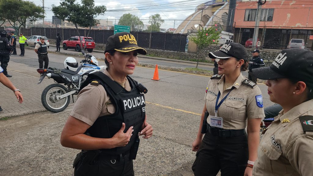 Operativo de prevención de delitos por parte de la Policía Nacional en la avenida Unidad Nacional y 12 de Abril, en la ciudad de Cuenca.