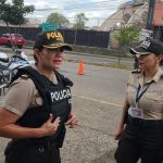 Operativo de prevención de delitos por parte de la Policía Nacional en la avenida Unidad Nacional y 12 de Abril, en la ciudad de Cuenca.