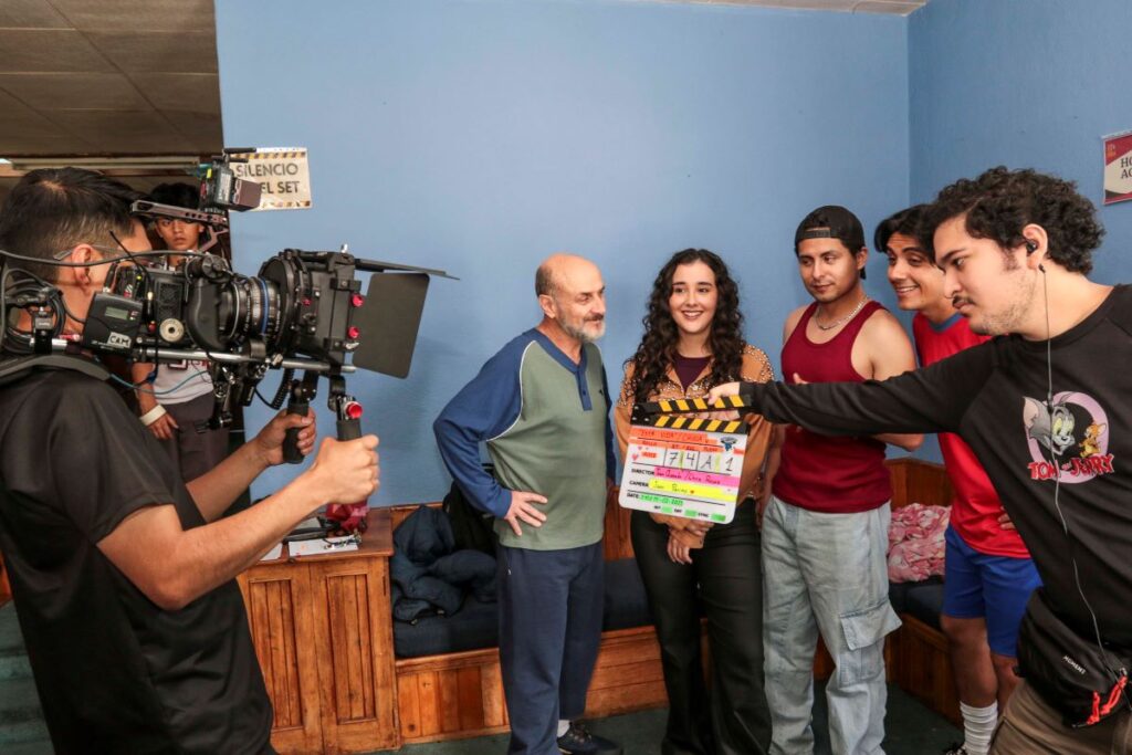 Los actores Pablo Balseca, Gabriela Menéndez, Maicol Mora y Carlos Aguilar durante la filmación de ‘Chulla Vida’. XCA