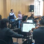 La Orquesta Sinfónica de Cuenca durante un ensayo con el Grupo Quimera de Quito.