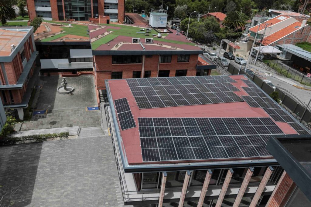 Paneles solares instalados en el campus de la Universidad del Azuay, que generan más de 500 kilovatios de energía y contribuyen a su autonomía energética.