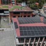 Paneles solares instalados en el campus de la Universidad del Azuay, que generan más de 500 kilovatios de energía y contribuyen a su autonomía energética.