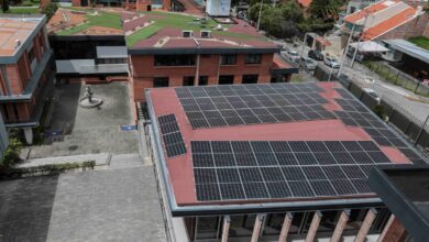 Paneles solares instalados en el campus de la Universidad del Azuay, que generan más de 500 kilovatios de energía y contribuyen a su autonomía energética.