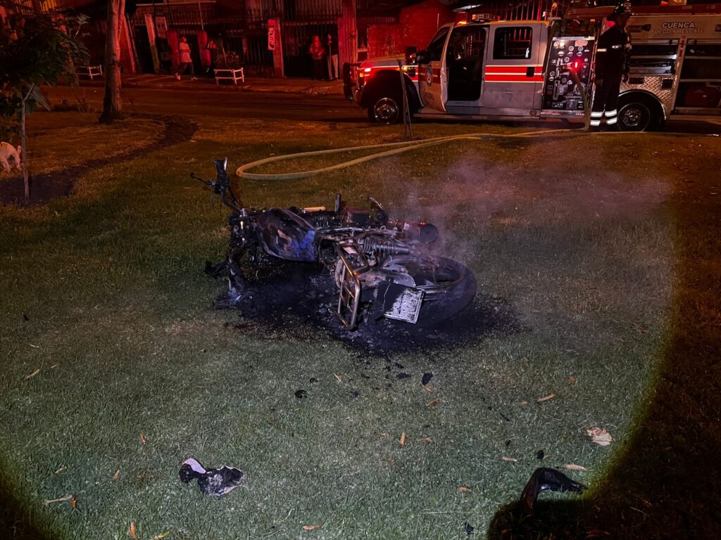 Una motocicleta fue quemada por una multitud en el sector Virgen de Bronce tras la captura de tres acusados de un asalto.